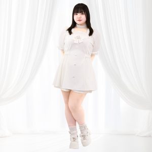 大きいサイズレディースBaby Doom（ベイビードーム）・ホワイト セットアップ（3L/4L/5L）/Taberunosky（タベルノスキー）大きいサイズ　正面　ホワイトの地雷服を着たぽっちゃり女性