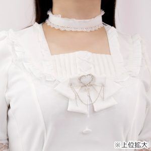 大きいサイズレディースBaby Doom（ベイビードーム）・ホワイト セットアップ（3L/4L/5L）/Taberunosky（タベルノスキー）大きいサイズ　ブローチの拡大　ホワイトの地雷服を着たぽっちゃり女性