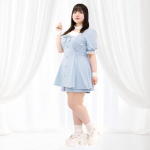 Baby Doom（ベイビードーム）・ブルー セットアップ（3L/4L/5L）/Taberunosky（タベルノスキー）正面全身画像　大きいサイズ　ぽっちゃり女子が地雷系セットアップを着用している