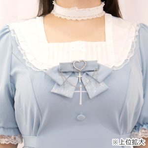 Baby Doom（ベイビードーム）・ブルー セットアップ（3L/4L/5L）/Taberunosky（タベルノスキー）大きいサイズ　ぽっちゃり女子　地雷系セットアップを着ている　ブローチ拡大