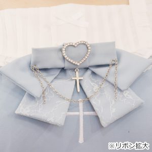 Baby Doom（ベイビードーム）・ブルー セットアップ（3L/4L/5L）/Taberunosky（タベルノスキー）大きいサイズ　ぽっちゃり女子　地雷系セットアップを着ている　ブローチ拡大