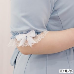 Baby Doom（ベイビードーム）・ブルー セットアップ（3L/4L/5L）/Taberunosky（タベルノスキー）大きいサイズ　ぽっちゃり女子　地雷系セットアップを着ている　袖の拡大